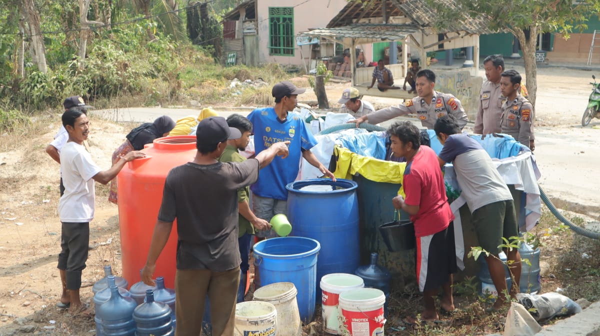 Polisi di Bandar Lampung Hari Ini Kembali Distribusikan Air Bersih di Kedaung