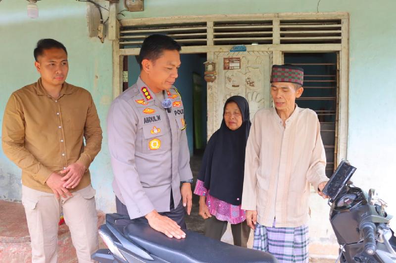 Kapolresta Bandar Lampung Antar Motor Driver Ojol Korban Perampasan, Berikan Bantuan dan Tali Asih