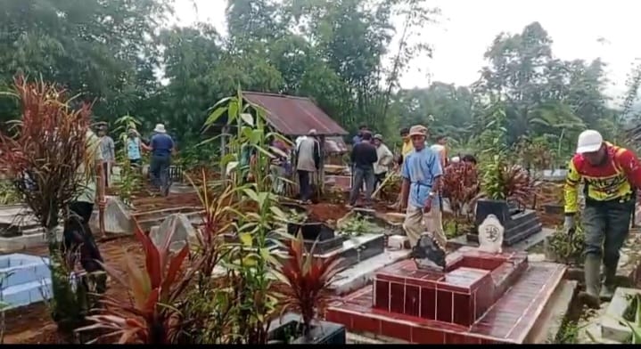 Jelang Ramadhan, Aparatur dan Warga Pekon Sumber Alam Gotong Royong Bersihkan TPU