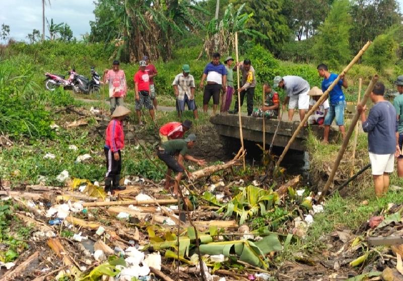 Aparat dan Warga Gotong Royong Bersihkan Sungai Way Nenep dari Sampah