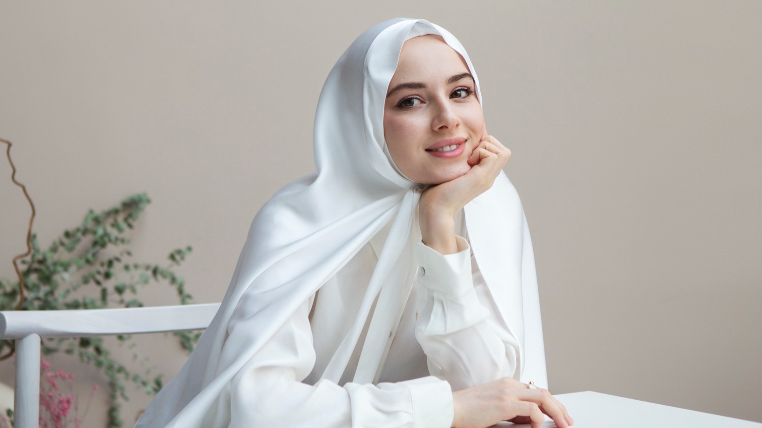 Sejarah Evolusi Hijab, dari Tradisi Kuno hingga Identitas Perempuan Muslim Modern