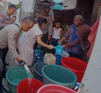 Kekeringan Dampak Kemarau, Polsek Kedaton Bagikan Ribuan Liter Air Bersih di Dua Lokasi