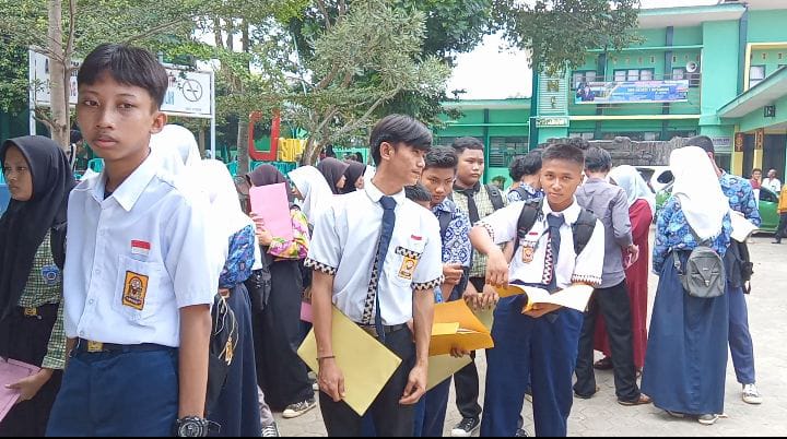 Hari Pertama PPDB Tahun 2024, SMKN 1 Kotabumi Dipadati Pendaftar