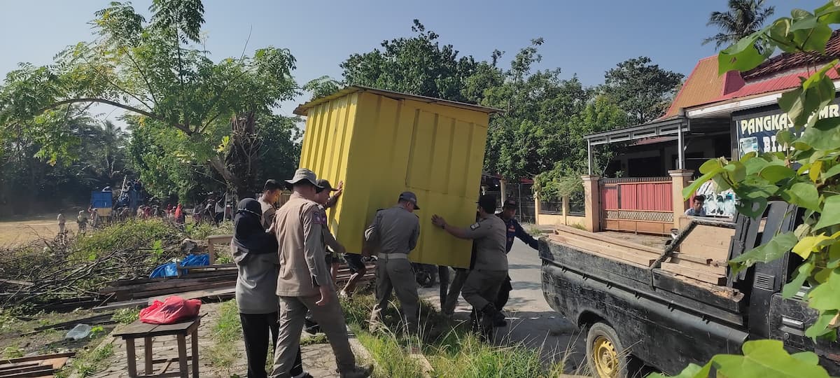 Satpol PP-Damkar Tertibkan Pedagang di Lapangan Merdeka Labuhan Jukung