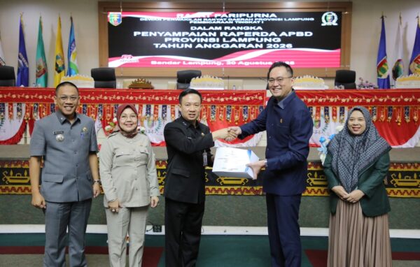 Paripurna : Pemprov Lampung Serahkan Dokumen Raperda APBD Tahun Anggaran 2026 kepada DPRD Lampung
