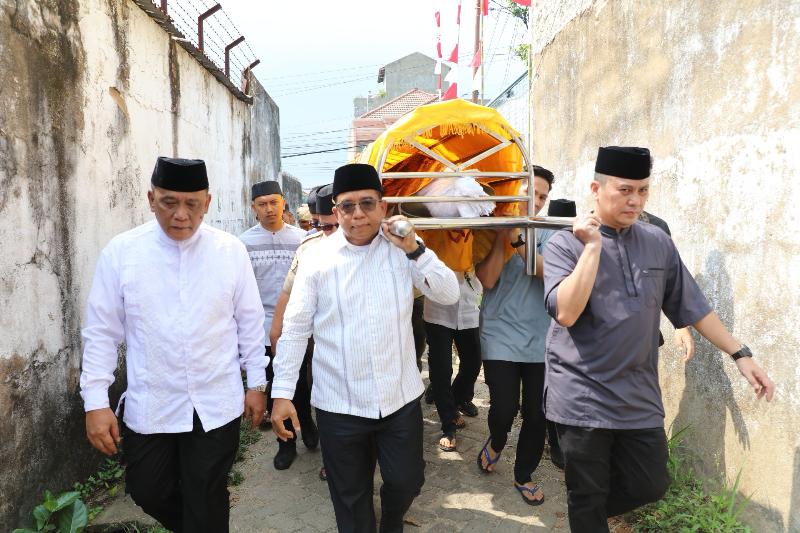 Pj Gubernur Samsudin Hadiri Pelepasan Jenazah Mantan Asisten Ketataprajaan Provinsi Lampung Mursyid Arsyad