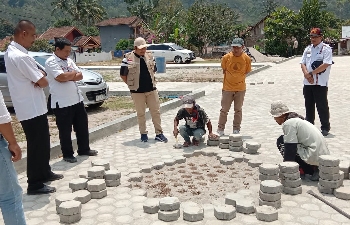 DPRD Bersama DPUPR Lampung Barat Pantau Langsung Pembongkaran Paving Block GSG Bung Karno 