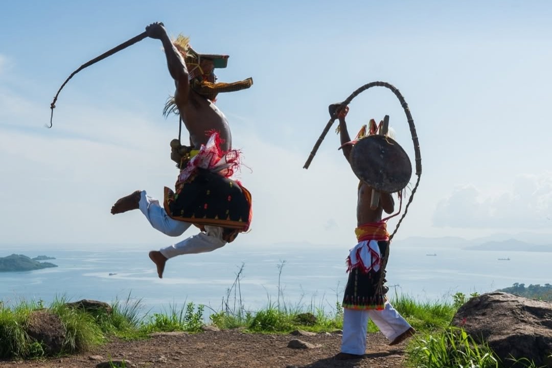 Adu Ketangkasan Sakral dalam Tradisi Tari Caci Manggarai