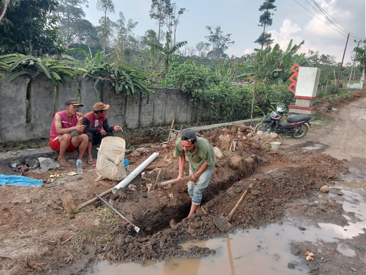 Petugas Perumda Limau Kunci Unit Sekincau Perbaiki Kebocoran Pipa Akibat Proyek Jalan