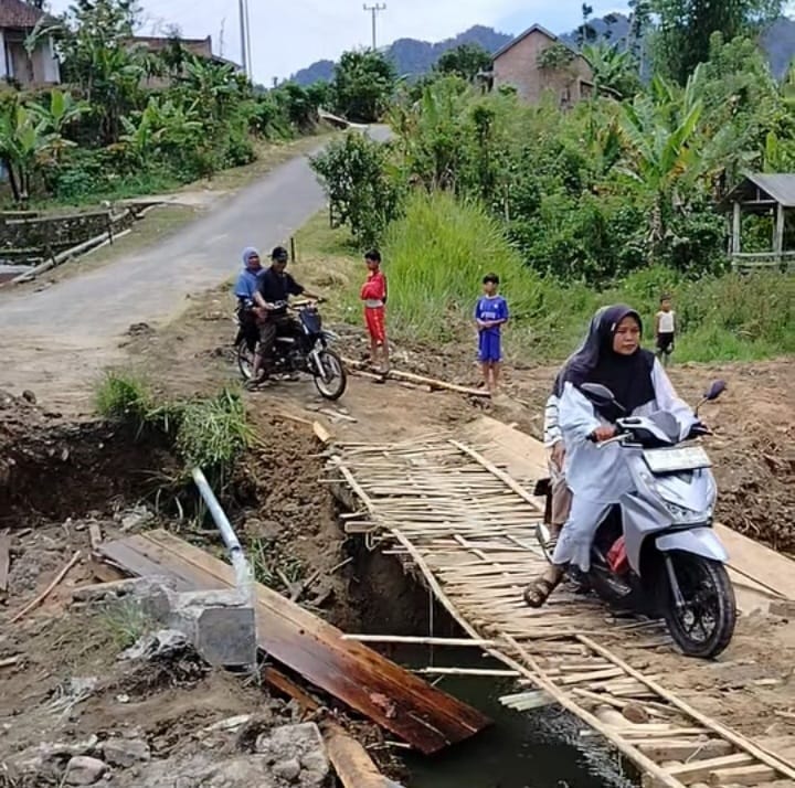 Akses Jalan Mekar Sari Ditutup Total, Perbaikan Jembatan Ambles Jadi Penyebab