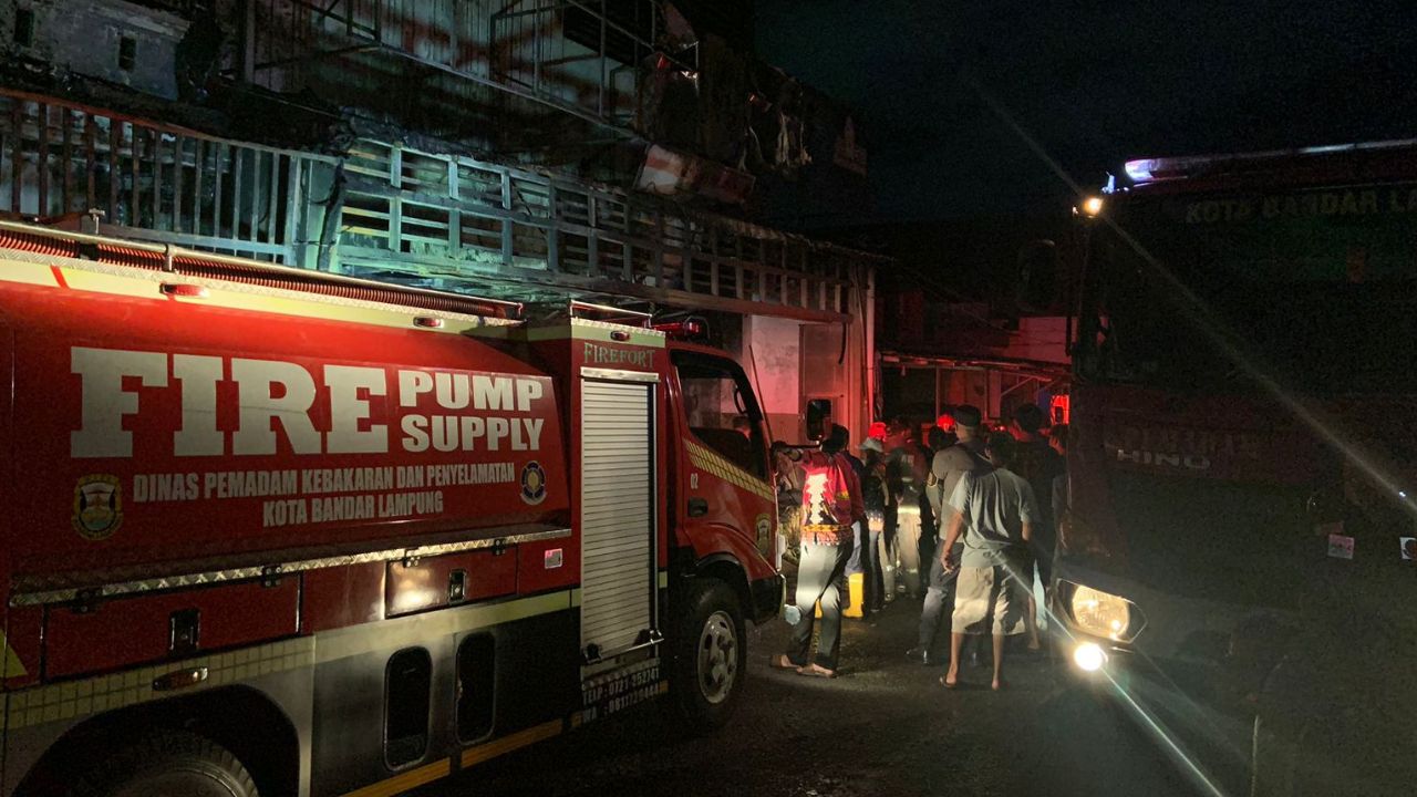 Gudang Krisna Motor Bandar Lampung Ludes Terbakar, Petugas Damkar Berjibaku Padamkan Api