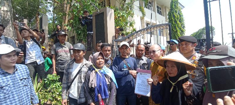 Massa Aksi Serahkan Dokumen Tuntutan ke BPN Lampung, Yustin: BPN Akan Selesaikan Secara Persuasif 