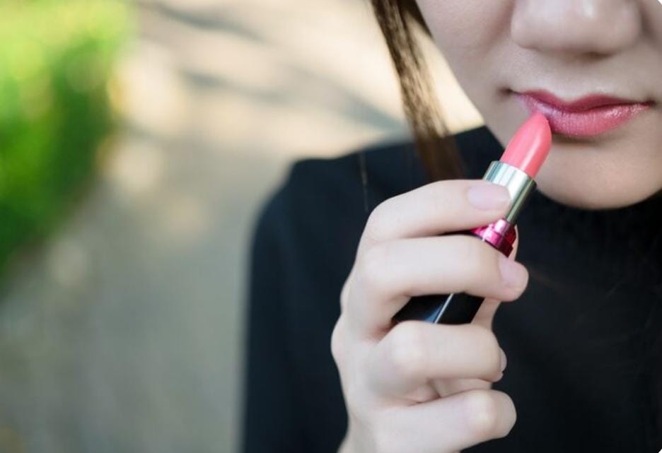 Rahasia Memilih Lipstik Terbaik untuk Bibir Kering agar Tetap Lembap Seharian
