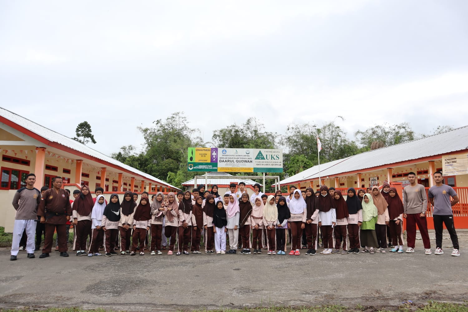 Beri Pendidikan Karakter, Polres Lambar Beri Latih Karate di Sekolah