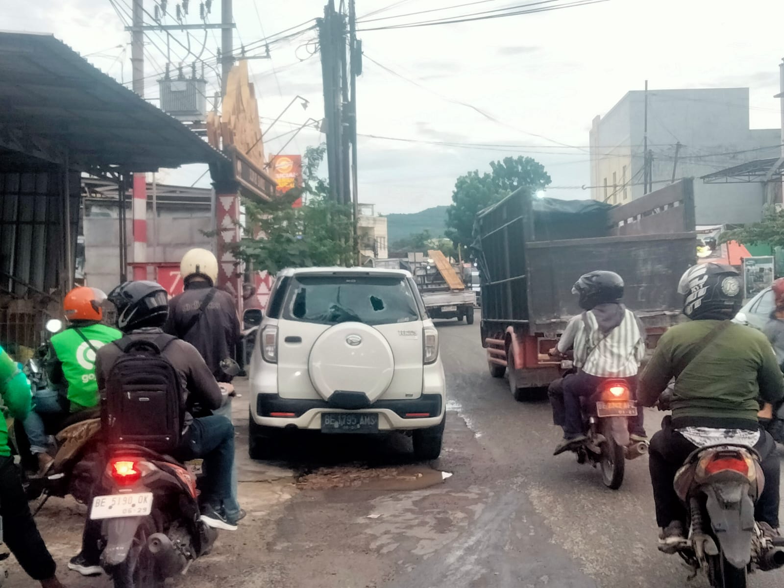 Kepergok Mesum Dalam Mobil, Pasangan Sesama Jenis Diamuk Pelajar di Sukarame