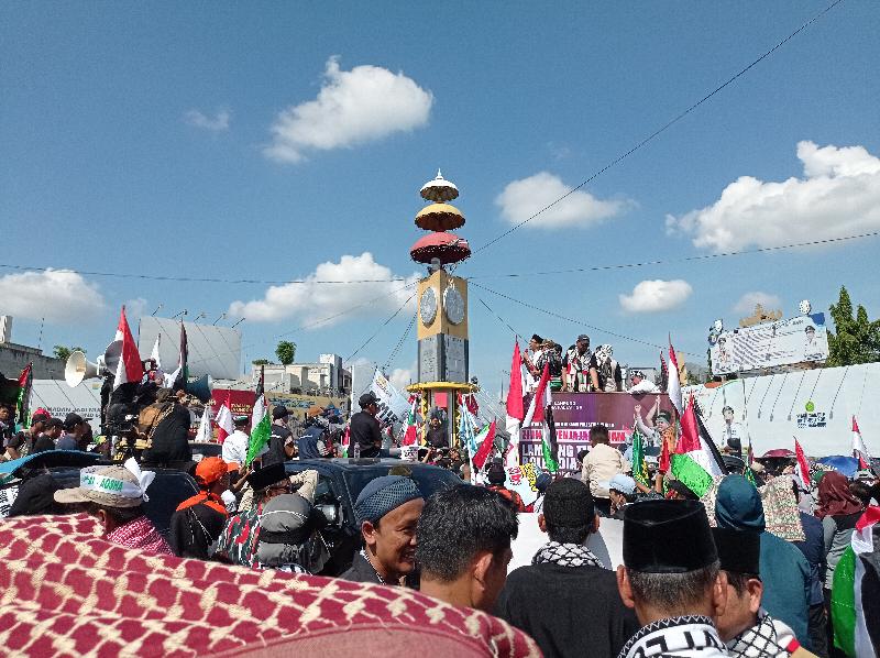 Ribuan Massa Padati Tugu Adipura dalam Aksi Bela Palestina di Bandar Lampung