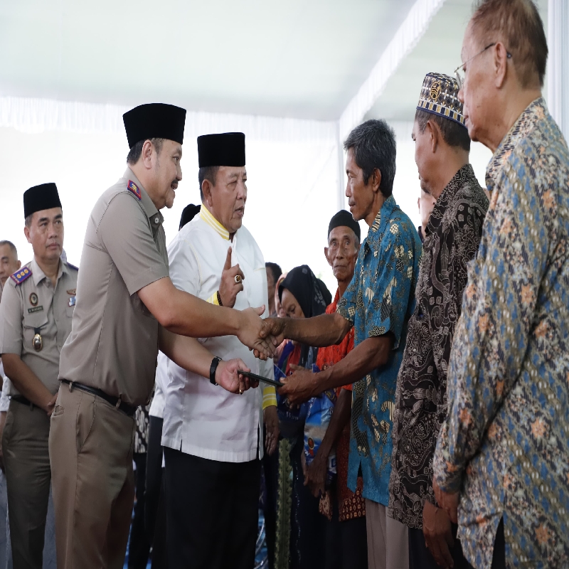 Hadiri Pengajian Akbar di Lampung Tengah, Gubernur Arinal Serahkan Sertifikat PTSL Bersama Kakanwil BPN