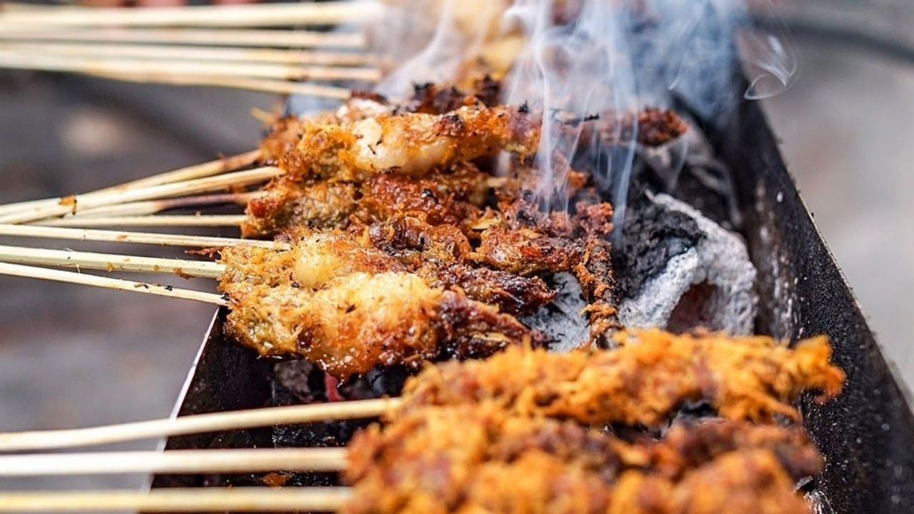 Sate Kelapa Muda: Perpaduan Unik Gurih Daging dan Aroma Kelapa