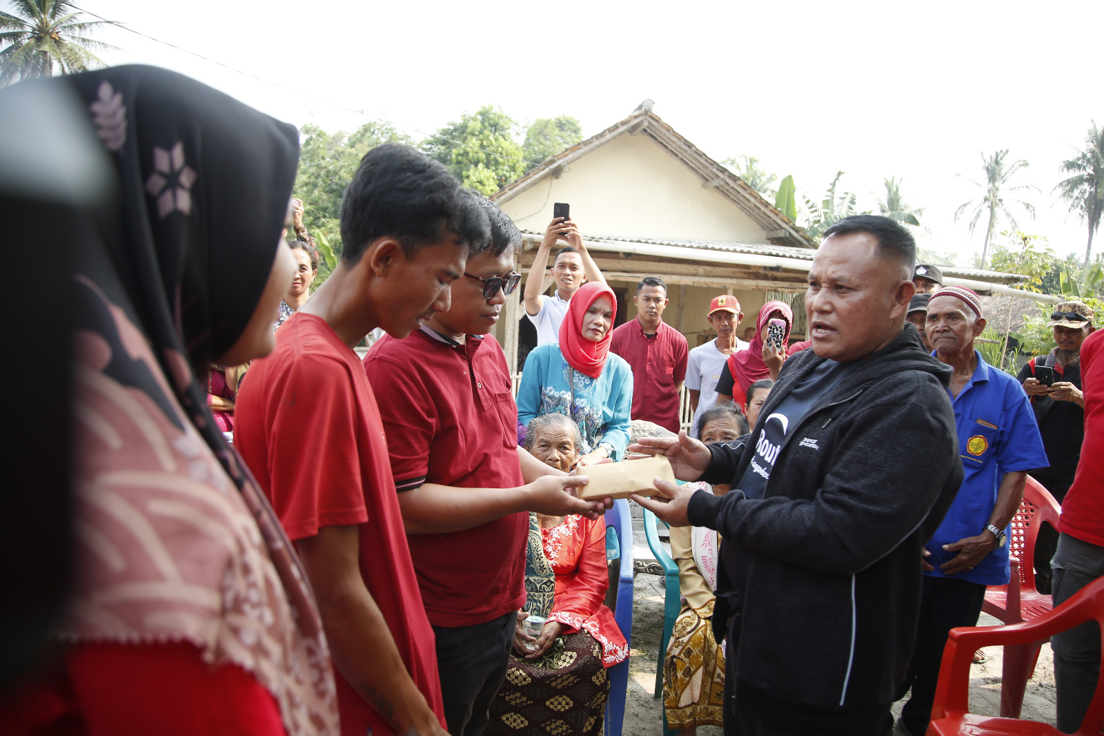 Bupati Lampung Selatan Salurkan Bantuan Bedah Rumah Warga Desa Agom