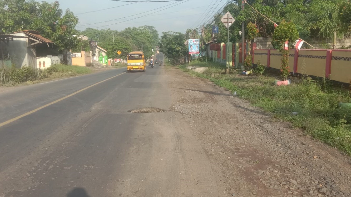 Pengendara Keluhkan Jalan Provinsi yang Rusak Parah di Lampung Utara