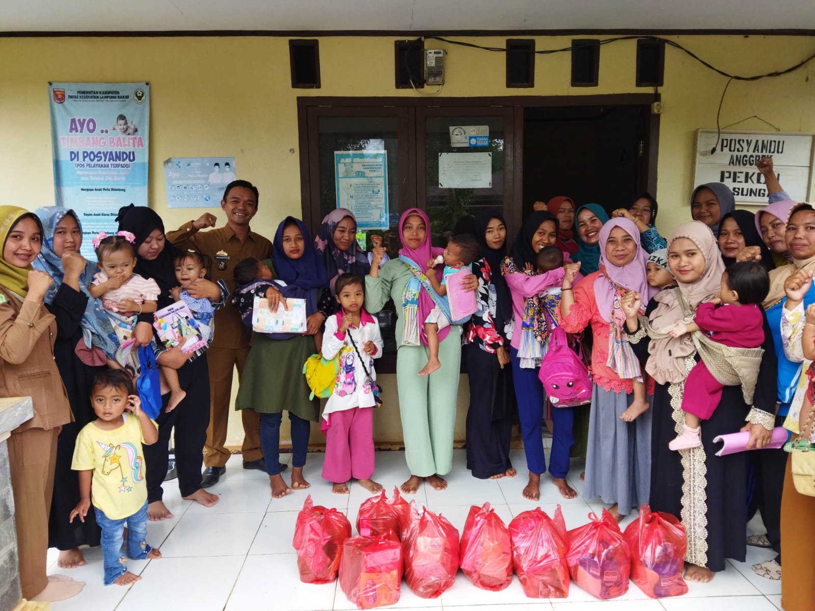 Tinjau Posyandu dan Salurkan Bantuan, Peratin Wirianto Ajak Bersama Cegah Stunting 