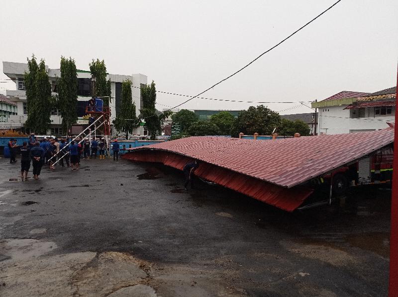 Akibat Hujan Deras dan Angin Kencang, Atap Parkiran Mobil Damkarmat Bandar Lampung Ambruk