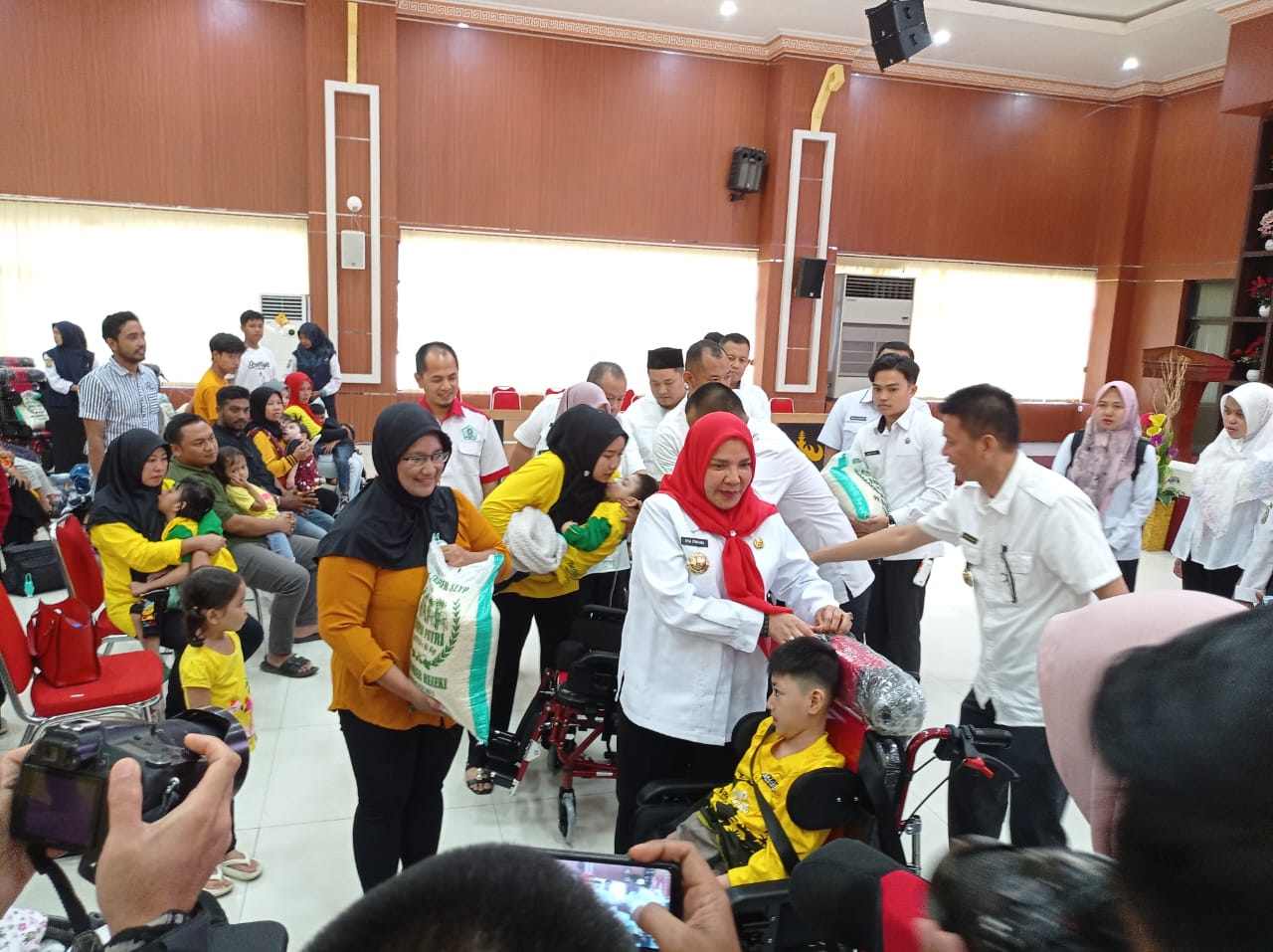 Pemkot Bandar Lampung Serahkan Bantuan 37 Kursi Roda untuk Anak Disabilitas