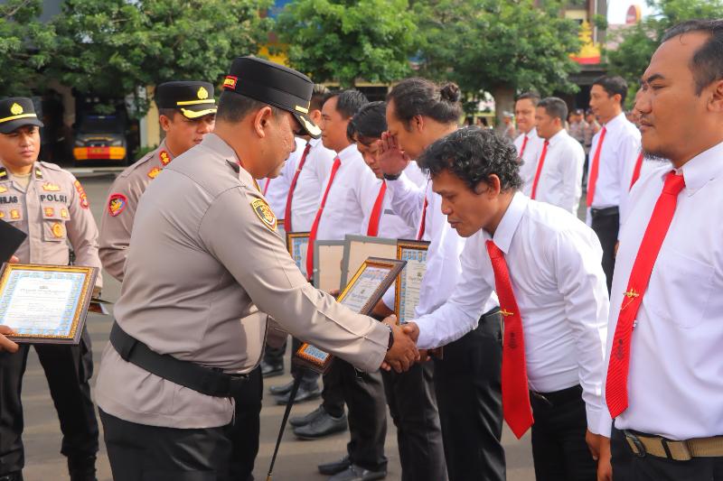 36 Polisi dan 2 Warga Terima Penghargaan dari Kapolresta Bandar Lampung
