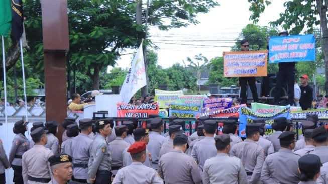 Polisi Kawal Ketat Aksi Unjuk Rasa Pendukung Wahdi-Qomaru di KPU Kota Metro