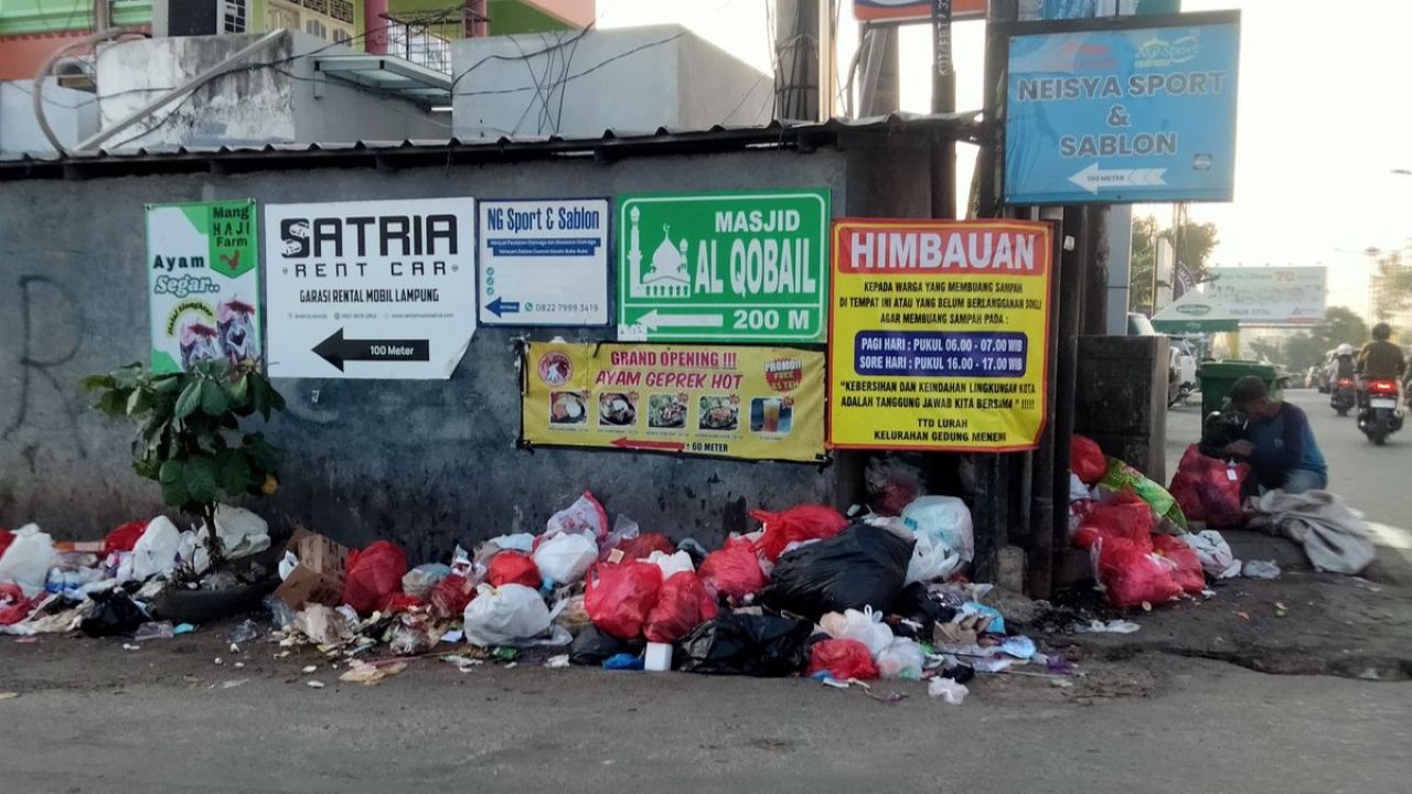 Sampah Menumpuk di Jalan Abdul Muis, Warga Keluhkan Bau dan Pemandangan Kumuh