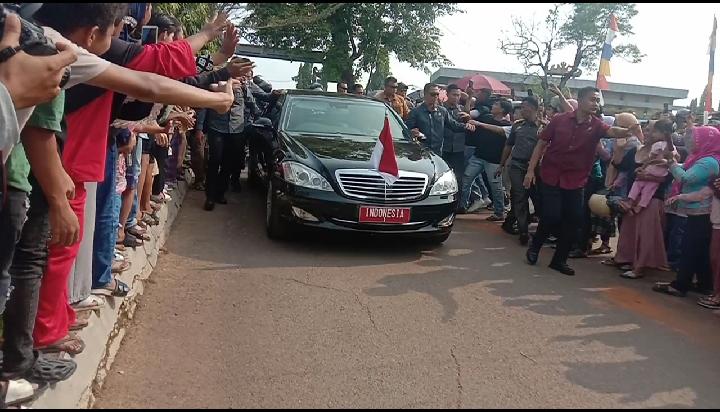 Sambut Kedatangan Presiden Jokowi, Masyarakat Lampung Utara Padati Jalan