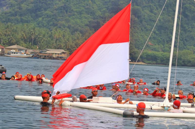 Gubernur Lampung Pimpin Upacara HUT RI ke-80 di Atas Laut, Pecahkan Rekor MURI