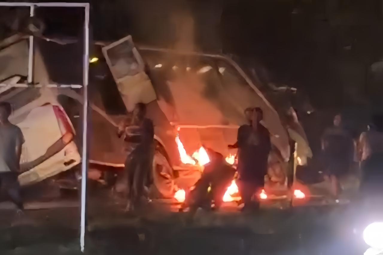 Serempet Motor, Bus Hino Dibakar Massa di Kotabumi Selatan