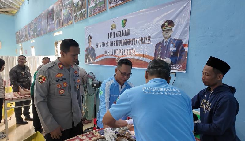 Polres Lamsel Adakan pelayanan Kesehatan Dan Sunatan Massal di Desa Sabah Balau 