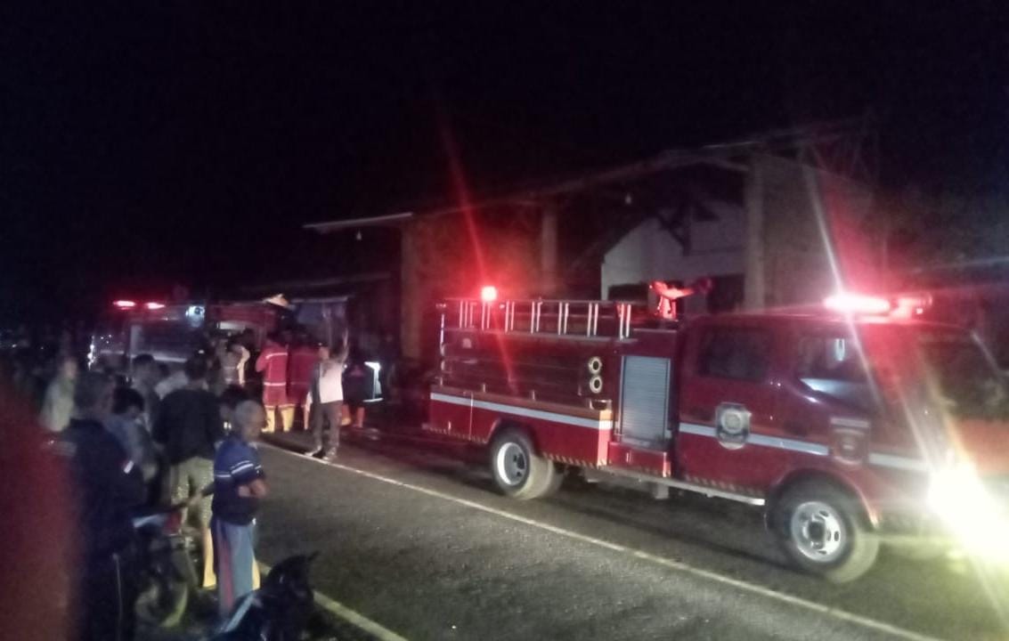 Kebakaran Nyaris Ludeskan Satu Rumah di Pekon Batu Kebayan