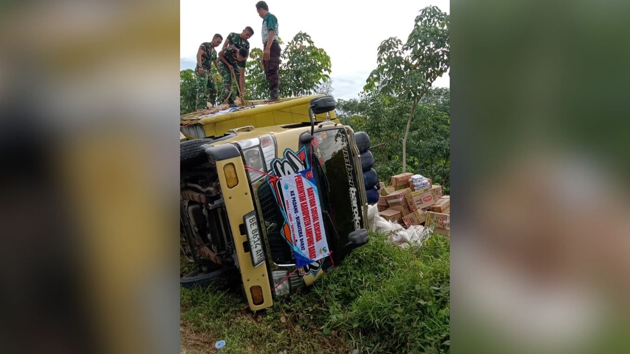 Truk Pengangkut Bantuan Bencana dari Lampung Barat Alami Kecelakaan di Bengkulu Utara
