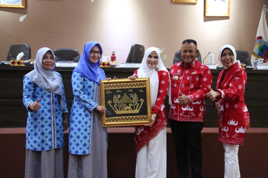 Pemkab Lamsel Terima Kunjungan TP-PKK Kabupaten Pesisir Barat