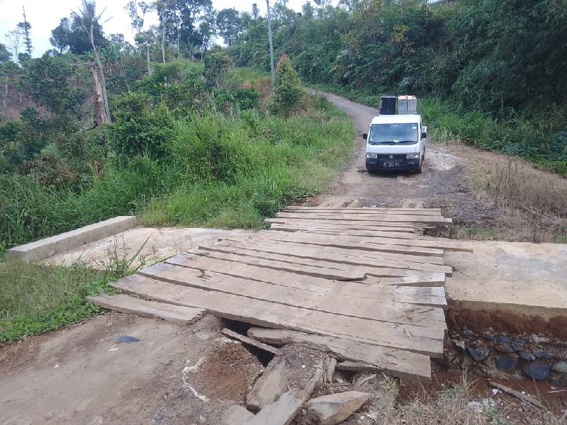 Warga Minta Jalan Penghubung Way Tenong-Air Hitam Diperbaiki