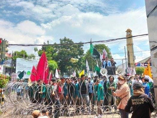 Tolak Mediasi, Mahasiswa Memaksa Masuk ke Gedung DPRD Lampung