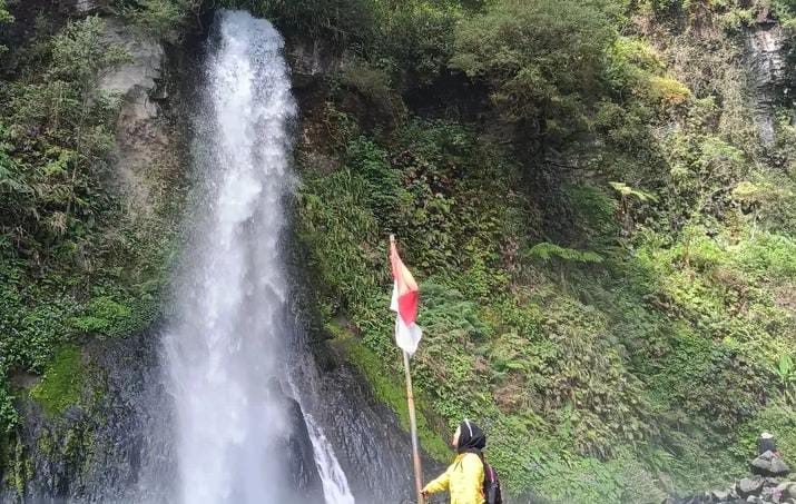 Pesona Air Terjun Cibeureum di Lereng Gunung Gede
