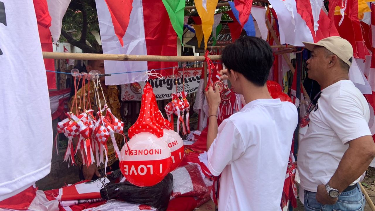 Jelang Hari Kemerdekaan, Warga  Bandar Lampung Serbu Penjual Bendera Merah Putih