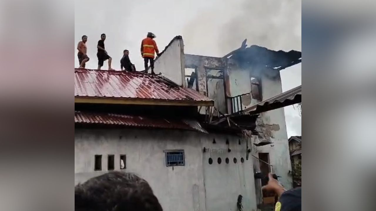 Rumah Dua Lantai di Pasar Krui Terbakar Hebat, Kerugian Ditaksir Capai Puluhan Juta