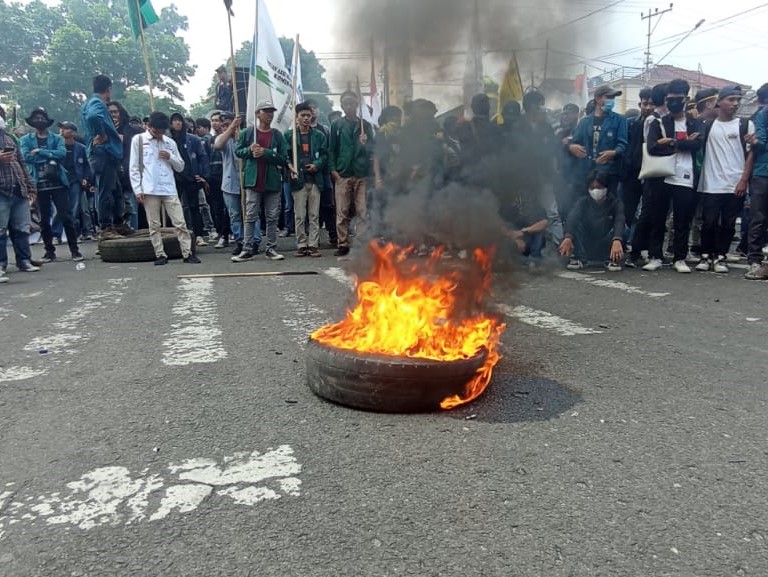 Luapkan Kekecewaan, Mahasiswa Bakar Ban di Depan Gedung DPRD Lampung