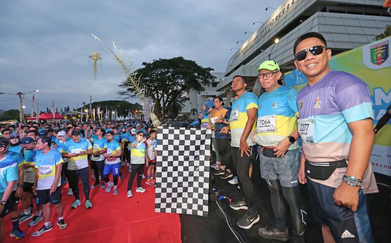 Sekdaprov Fahrizal dan Riana Sari Lepas 2.500 Peserta Lampung Half Marathon
