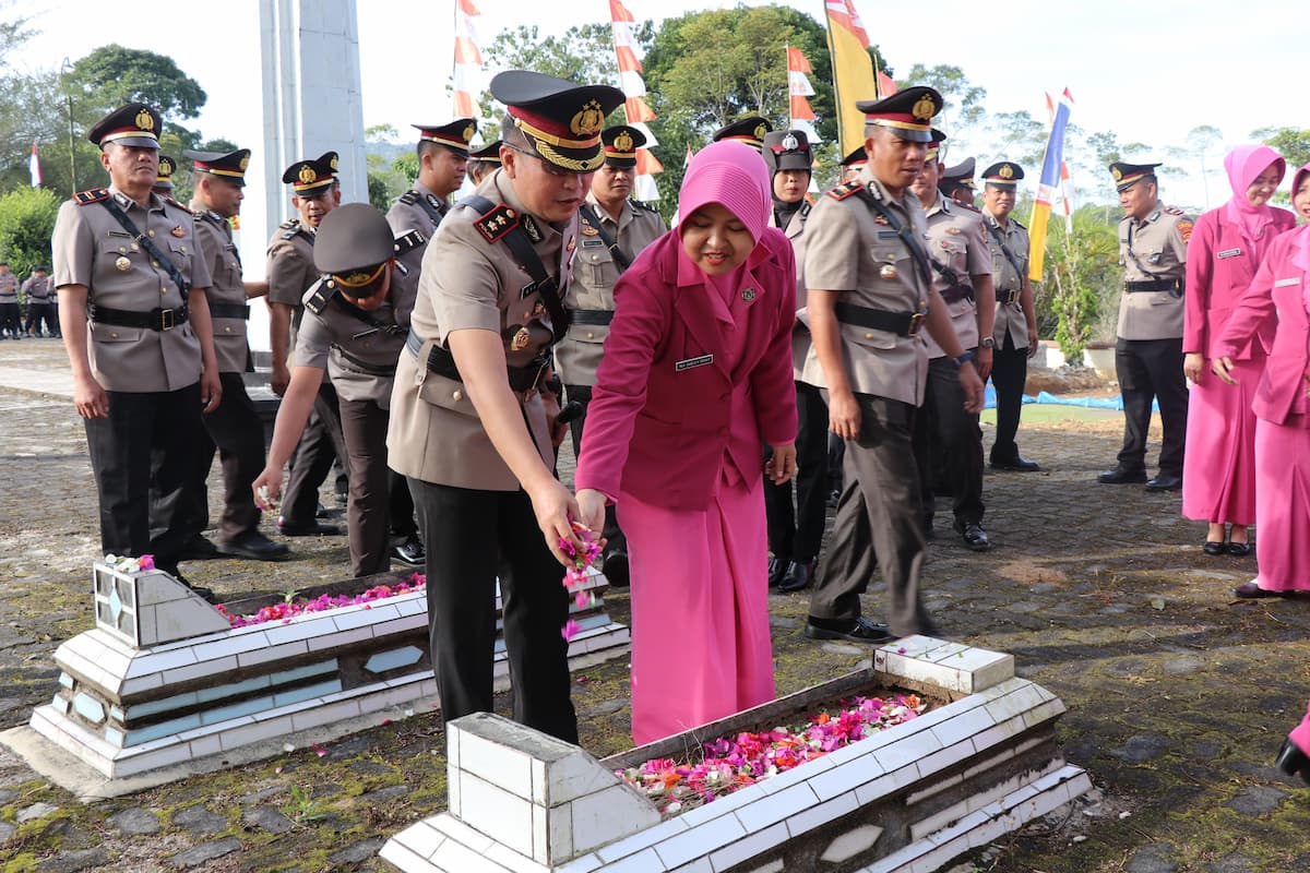 Peringati Hari Bhayangkara ke-78, Polres Lampung Barat Ziarah dan Tabur Bunga di TMP