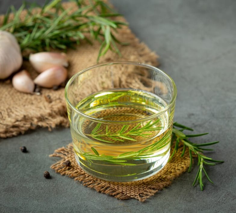 Neem Oil: Manfaat, Kandungan Alami, serta Risiko Penggunaannya