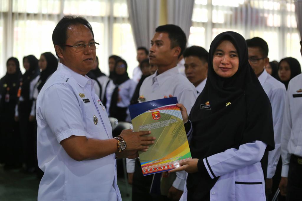 Serahkan SK Pengangkatan, Pj Bupati Lampung Barat Tekankan PPPK Bekerja Dengan Baik dan Patuhi Aturan