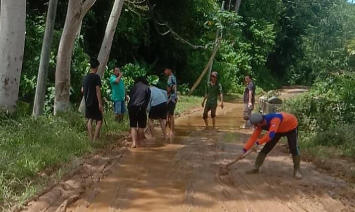 Pasca Banjir, Sisakan Material Lumpur di Jalan