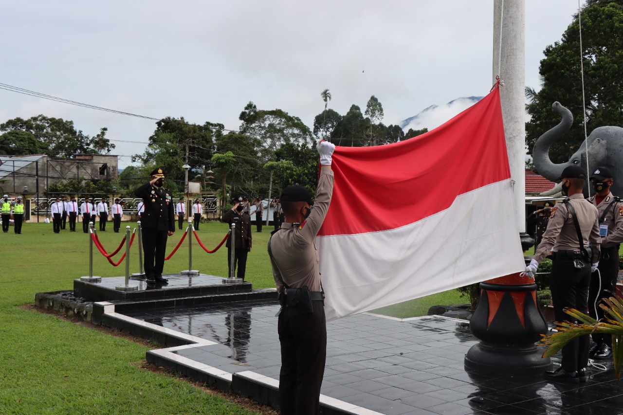 Pimpin Peringatan Hari Pahlawan, Wakapolres Lambar: Jadikan Momentum Memperkuat Persatuan dan Kesatuan 