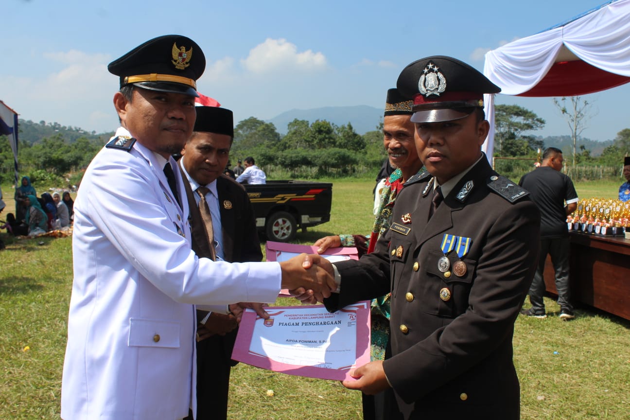 Ngajar Ngaji, Aipda Poniman Terima Penghargaan dari Camat Sekincau Sebagai Jadi Sosok Inspiratif